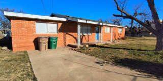 Charming 4 bedroom, 2 bath home AVAILABLE NOW! Gallery 1