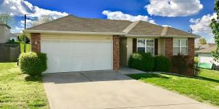 Charming 3 Bed | 2 Bath Home in the Heart of Ozark! Gallery 1