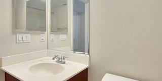 SD: Bright 2BD/2.5BA Townhome in Point Loma with Fireplace, Private Balcony & Tandem Garage Gallery 16