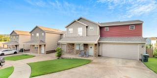 4 Bedroom 2.5 Bath Townhome near Centennial Park! Fenced Yard! Gallery 1