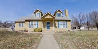 Beautiful Single Family Home on the West-Side + Fully Fenced in Yard + Close to Anneberg Park! Available June 20th! Gallery 1