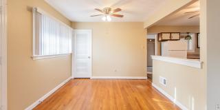 Lovely Large 3 Bedroom 1 1/2  Bath Ranch Style Home Gallery 6