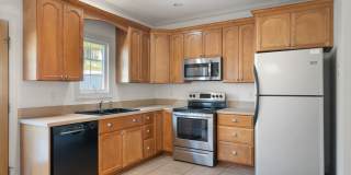 3 bed/2 1/2 Bath. Pet Friendly, Pool, Gallery 5
