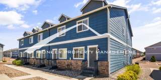 Bright 3 Bedroom, 3.5 Bathroom End Unit Townhouse with Finished Basement, AC and Washer/Dryer Gallery 1