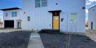 4BR/3BA with Soaring Ceilings  Large Windows Gallery 1