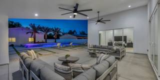 Meticulously renovated single-story contemporary estate Gallery 16