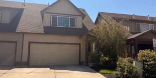 SPACIOUS REDMOND TOWNHOME w/DBL CAR GARAGE & AC! Gallery 1