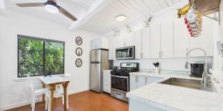 Fully Furnished 1 Bedroom Condo Gallery 1