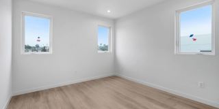 5 Bedroom / 4 bathroom Fully Detached Townhouse in Echo Park with Private Garage Gallery 7