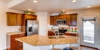 Beautiful 3 bedroom townhouse in gated community available! Gallery 8