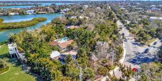 ALL THE CHARM! - Siesta Key 1+ acre on the Bay - 3 bed/ 2 bath pool home Gallery 3