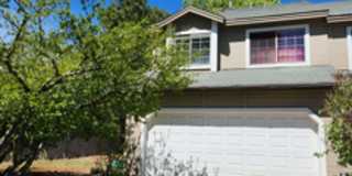 Furnished 3BR Boulder Pointe Townhome | End Unit + AC + Fenced Backyard Gallery 6
