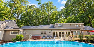 FURNISHED: Modern 6 Bdrm (7 beds) Home with BBQ, Foosball, HotTub & Private Pool - Close To Airport&Downtown FURNISHED: Modern 6 Bdrm (7 beds) Home with BBQ, Foosball, HotTub & Private Pool - Close To Airport&Downtown Gallery 1