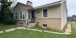 Newly Painted 3BR/2BA Duplex w/ Finished Basement, Jacuzzi Tub & Sun Pad! Gallery 1