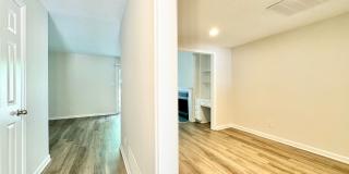 2 Bedroom Townhome in NW Greensboro near parks and Greenway Gallery 9