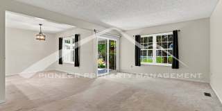 Stunning Townhouse with Washer/Dryer and Central AC Gallery 6