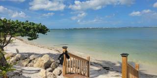 Beautifully renovated 2/2 condo downtown Sarasota with view of Bay! Gallery 38