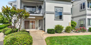 2 Bedroom Condo for Rent in Redding CA | Pool, Spa, Fireplace, Balcony Gallery 1