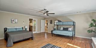 FURNISHED: Modern 6 Bdrm (7 beds) Home with BBQ, Foosball, HotTub & Private Pool - Close To Airport&Downtown Gallery 27