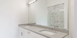 Pet Friendly 3 Bed 2 Bath Condo Quality Apartment with Private Roof Deck in Roscoe Village Gallery 13