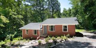 Spacious 1 Bedroom Duplex close to UNC Campus - Updated, Pet Friendly, Private Wooded Lot! Gallery 1