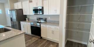 Like New Luxury Townhome! 3 BR, 2.5 BA, 2 Car Garage, Pool, Dog Park, and More! Gallery 13