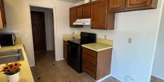 Green area 3 Bedroom 2 Bath with Garage Gallery 9