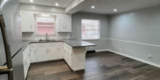 4 Bedroom with a Huge Fenced Back Yard! Gallery 9