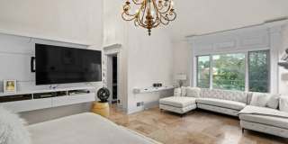 Elegant 6‑Bedroom Retreat with Pool, Spa & Wine Room Gallery 4
