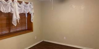 3 bed upstairs condo in Norman, community pool and plenty of parking! Gallery 11