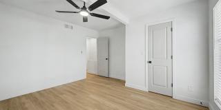 Gorgeous 2 Bed + Bonus Room | Large Private Yards | Resort Pool | 8 Weeks Free Rent! Gallery 10