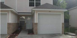 2 Bedroom End Unit Townhouse in Central Location! Gallery 1