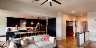 LUXURY 4 Bedroom home in NORTHGATE with Mountain Views Gallery 24