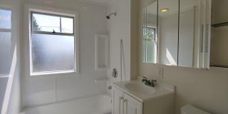 Charming 2-Bedroom Home in West Seattle-Off Street Parking- Large Outdoor Space Gallery 9