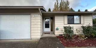 Charming 2 Bedroom Duplex with Spacious Yard in Gresham! Gallery 1