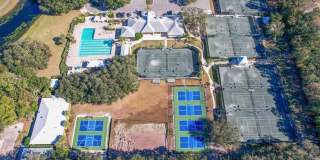 Stunning Lagoon Residence! Gallery 59