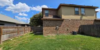 3/2.5/2 Duplex / Easy Access to Highways, Shopping, Restaurants, & Entertainment / Large Fenced in Yard / CISD Gallery 24