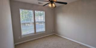 Townhome Close to I-485 and Shopping/Restaraunts Gallery 13