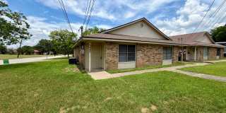 Move-In Ready 2BR Duplex | Private Yard | Great Location | Pets Welcome Gallery 1