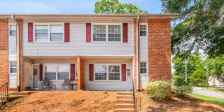 NW Townhome, Wood Like Flooring, FP, Fenced Patio, Community Pool! Gallery 1