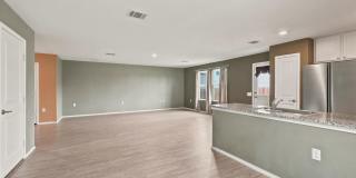 Beautiful 4-Bedroom Home with Golf & Clubhouse Access Gallery 10