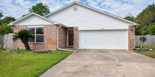 Charming 3BR Home with Fenced Yard, Garden Tub & Double Vanity Gallery 5