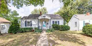 3BR Cottage with Large Backyard, Garage and a Basement! Gallery 1