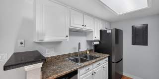 Charming 2BR Condo in Denver - Available NOW! Gallery 3