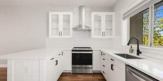 Lovely 3 Bedroom Townhome - Attached Garage Gallery 1