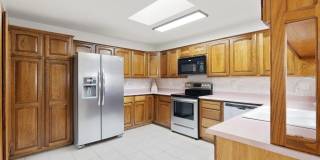 Adorable Townhome, 2 Master Bedroom Suites to Patio Living Gallery 7
