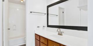 Spacious 2 Bed/2.5 Bath Townhome in POOL CONDO COMPLEX! Gallery 19
