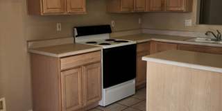 Charming 2 Bedroom Home with Den in Prime Location! Gallery 6