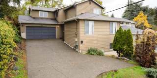 8bed, 4 BA House, Close to University Village!! Gallery 1