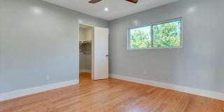 5726 Woodman Ave Gallery 21
